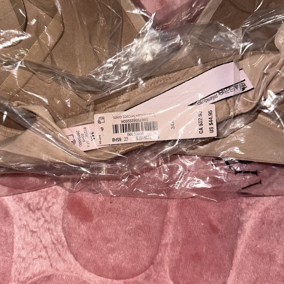 New - INCREDIBLE BY VICTORIA’S SECRET
Wireless Push-Up Bra‎ - Picture 7 of 9